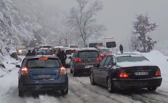 Moti i keq / Dhjetëra makina të bllokuara prej dy orësh në Qafën e Ulzës