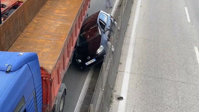 Aksident në autostradën Tiranë-Durrës, “Golfi” ngec mes kamionit dhe trafikndarëses
