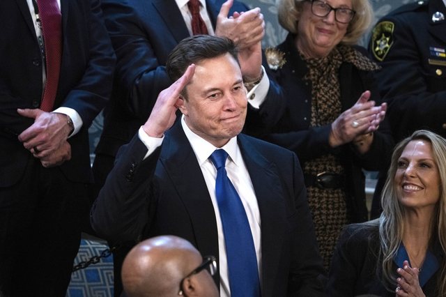 “Faleminderit, po punon shumë”/ Trump lavdëron Elon Musk gjatë fjalimit në Kongres!