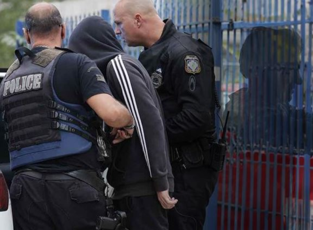 “Shkoi në banjo dhe…”/ Zbardhen detaje TRONDITËSE si 18-vjeçari vrau nënën e tij në Greqi!