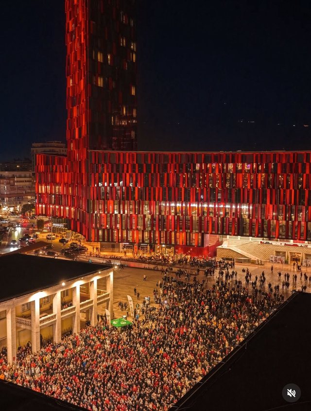 Nga Tirana në Prishtinë e deri në Nju Jork, fitorja historike e  Shqipërisë ngre në këmbë gjithë shqiptarët, festë dhe atmosferë elektrizuese