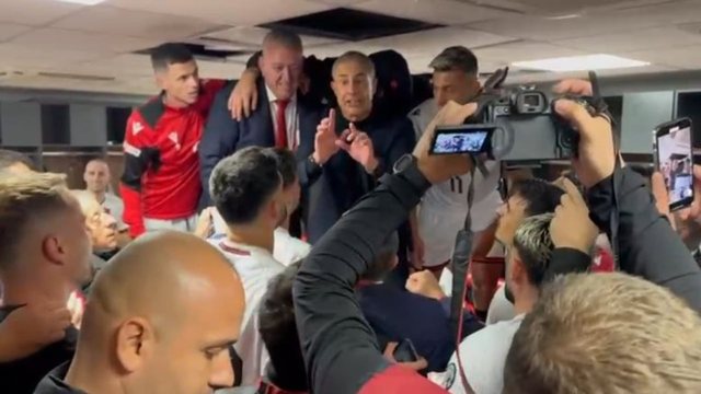 Festë e çmendur kuqezi në dhomat e zhveshjes pas fitores me Serbinë: O sa mirë me qenë shqiptar