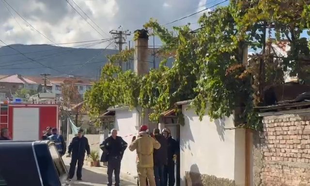 Zjarr në një banesë në Maliq/ Humb JETËN nëna, fëmijët në spital!