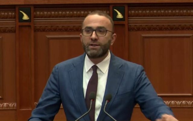 Iu drejtua Peleshit me “Zar i Ballës”, Gazmend Bardhi përjashtohet me 15 ditë nga seancat