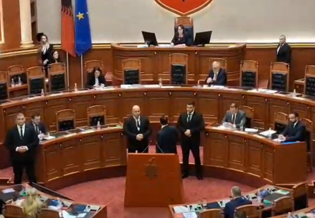 Tensione në Parlament / Balliu përplaset me nënkryetaren e Kuvendit, ndërhyn Garda