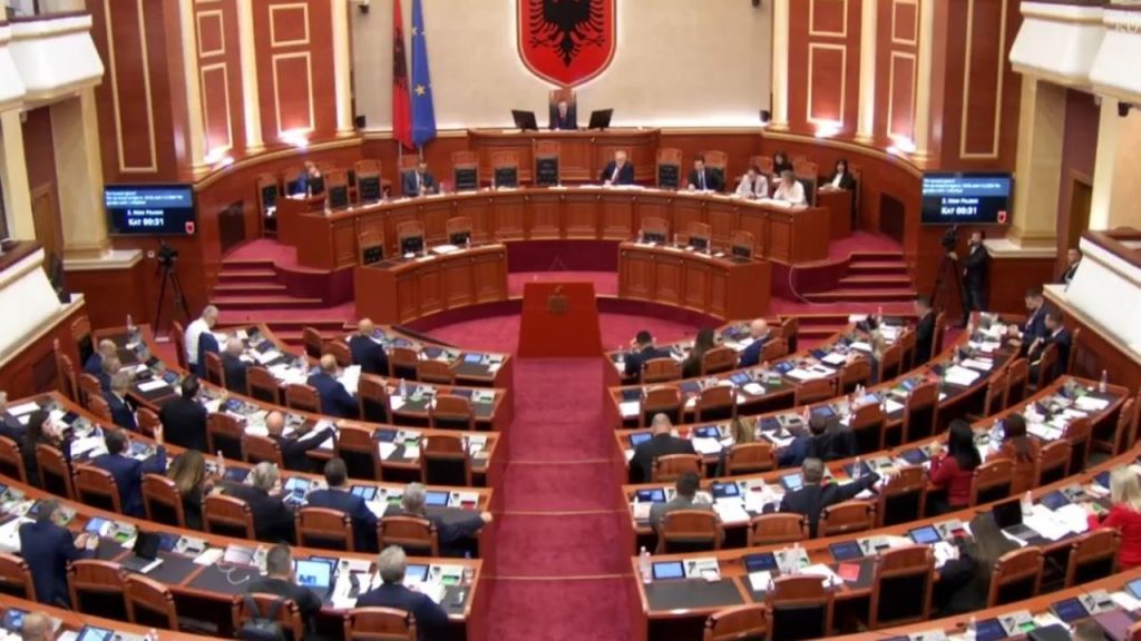 Seanca në Kuvend pezullohet për 30 minuta, PS mbledh Grupin Parlamentar