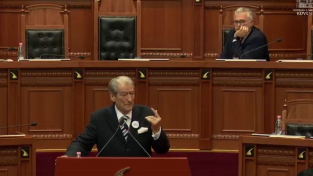 “Injoranca nuk është kurrë argument”/ Berisha përplaset me Gogun në Kuvend: Zot fali se nuk dinë se çfarë thonë