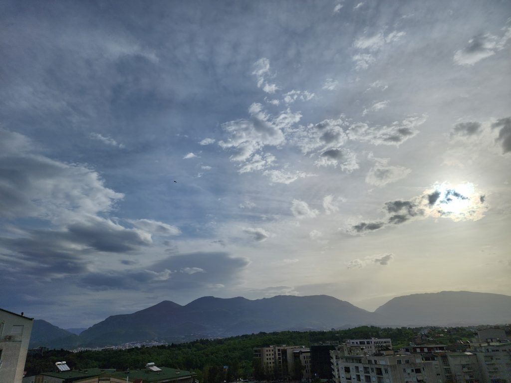 Kushte atmosferike të paqëndrueshme, parashikimi i motit për sot