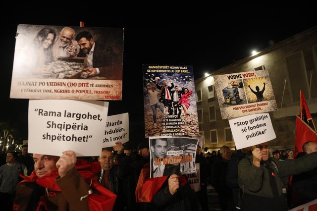 Nis protesta kombëtare e “Shqipëria Bëhet” para Kryeministrisë, iu bashkohet edhe deputeti i PD-së