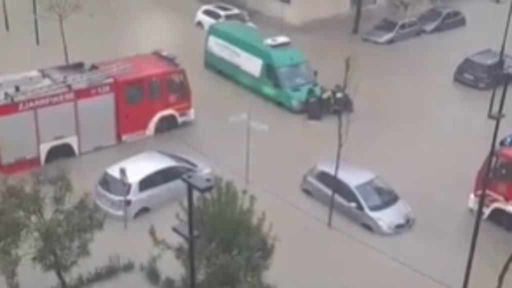 Kritike situata në zonën e ish-Kënetës në Durrës, reshjet përmbytin shtëpitë, uji nuk tërhiqet