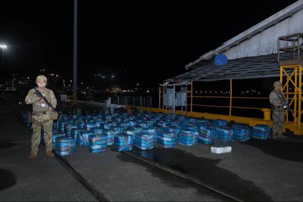 Anija ngeci në plazh pas ndjekjes, policia sekuestron 5 tonë kokainë në Panama