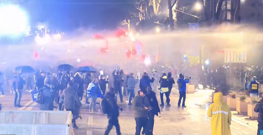 Policia shpërndan turmën me ujë, protestuesit heqin barrierat metalike para Kryeministrisë (VIDEO)