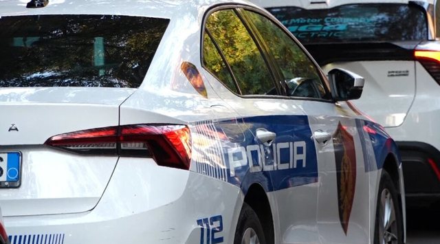 Plagoset me armë zjarri një vajzë në Tiranë, e reja dyshohet se u qëllua brenda një hoteli!