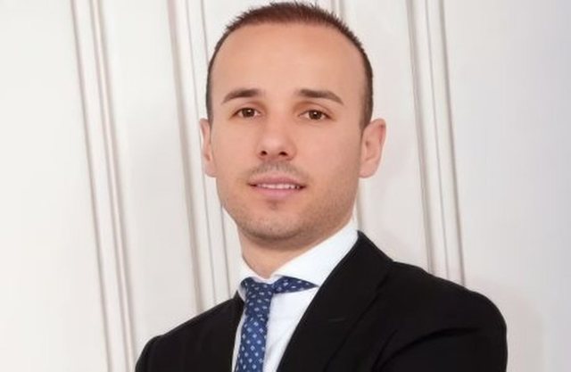 U arrestua në sallën e gjyqit pas debatit me prokurorin, Prokuroria kërkon pushimin e çështjes ndaj avokatit Ulian Bajrami