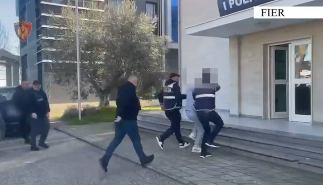 U kap i armatosur në makinë, arrestohet 41-vjeçari, në pranga edhe pasagjeri për moskallëzim krimi (EMRAT)