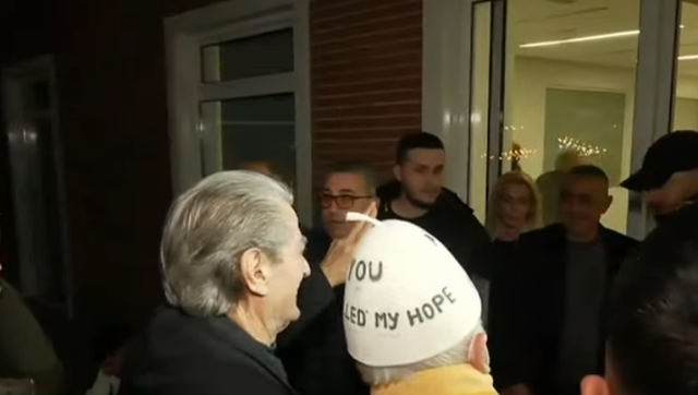 Protesta e opozitës, mbështetësit e PD mblidhen para Kryeministrisë, Berisha mbërrin në selinë blu