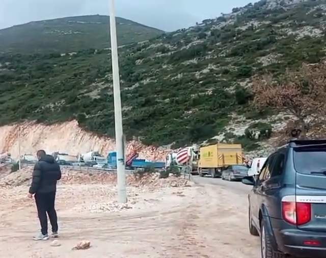Bllokohet përkohësisht aksi nga tuneli i Llogarasë në Dhërmi, shpërthimi me dinamit mbush rrugën me inerte