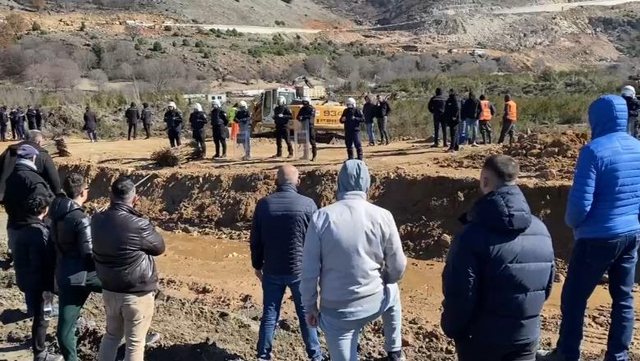 Nuk ndalet protesta kundër resortit të Bashkim Ulajt në Rrjoll, banorët: Albana Koçiu të mos dërgojë policinë në mbështetje të oligarkut