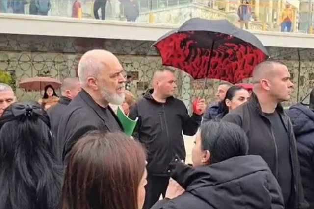 Debati pa media i Ramës me banorët e Durrësit: Mos më bëni karshillik me komunista se ika fare