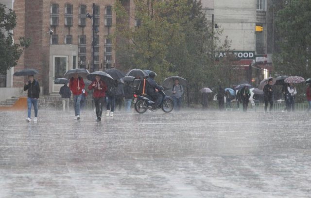 Edhe sot ditë më shi, sa do të jenë temperaturat