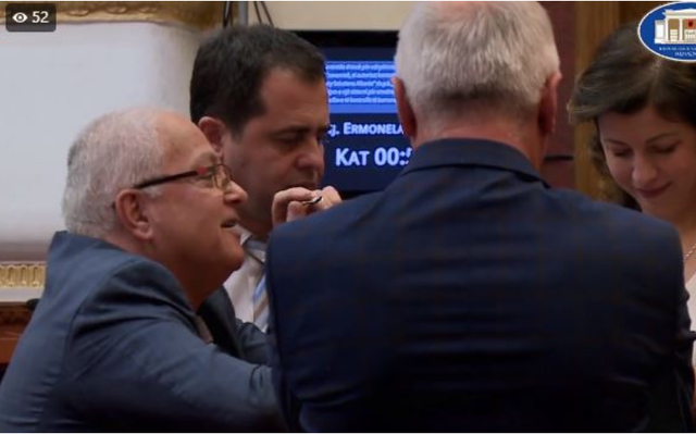 Ish-deputeti i PD: Aty po fole me kokë tënde, të përjashtojnë nga emisionet televizive, pastaj nga partia