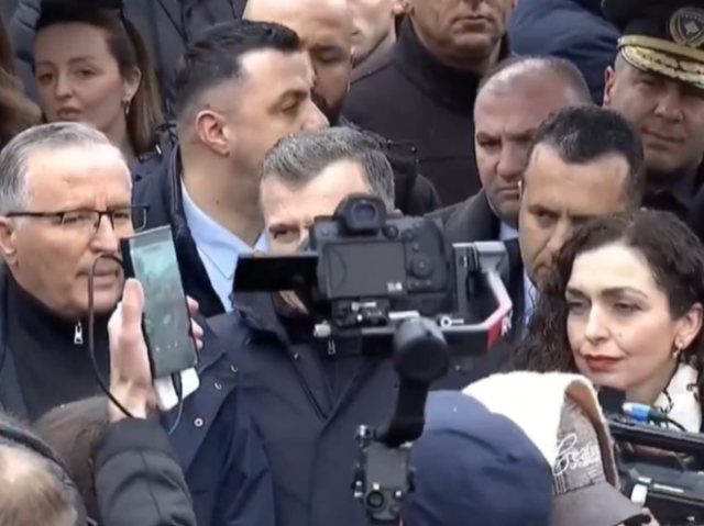Presidentja Osmani i bashkohet manifestimit në mbështetje të ish-krerëve të UÇK!