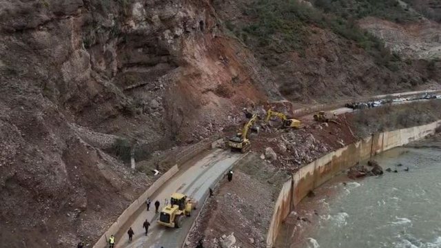 Trafik kilometrik në Dragostunjë/ Nis ndërhyrja për zhbllokimin e aksit Librazhd-Prrenjas! Fadromat hedhin dherat dhe shkëmbinjtë në lumë.