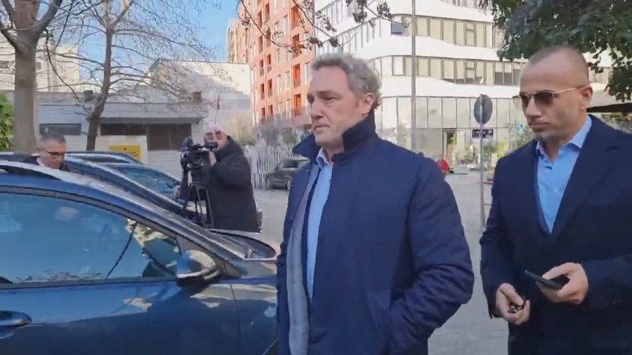 Pas javësh të tëra proteste, më në fund një deputet i PD shkon takon banorët e Rrjollit: Por asnjë fjalë për Bashkim Ulajn