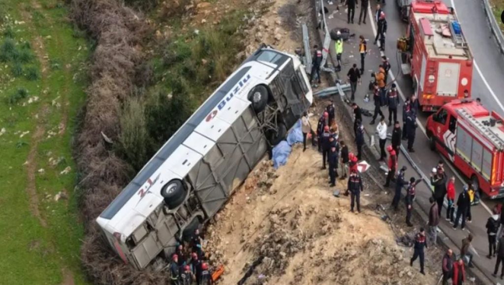 Aksident i rëndë në Antalia/ Autobusi del nga rruga dhe përmbyset, 8 të vdekur dhe 26 të plagosur