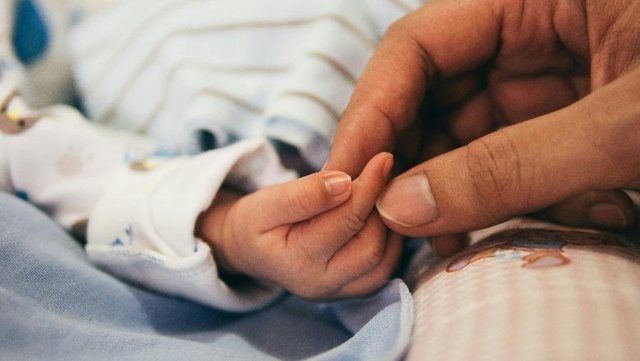 Shqipëria në krizë demografike, lindjet vitin e kaluar 74% më të ulëta se në 1990-ën