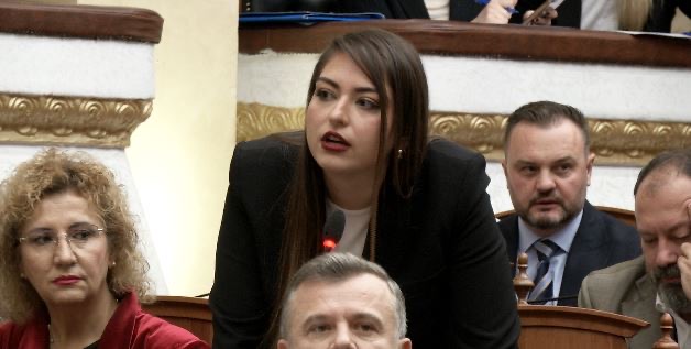 Sara Mile ngre zërin në Kuvend, i kthehet Berishës: T’i po djeg prej 30 vitesh Shqipërinë për prap*nicën tënde