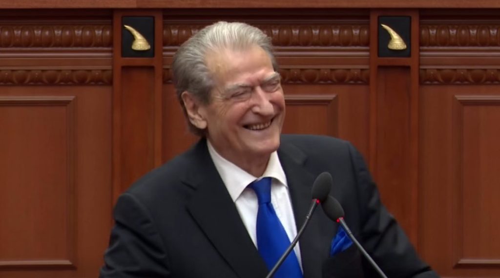 “Gjuha shkon ku dhemb dhëmbi”, Berisha: Akuzuan Belind Ballukun (Këlliçin)… plas e qeshura në parlament