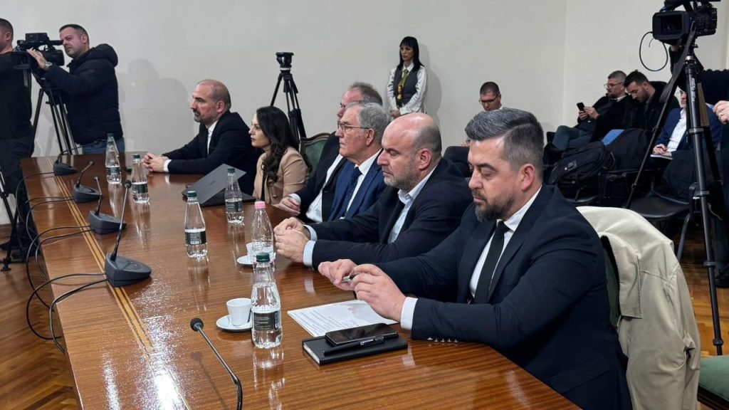 PD ulet sërish në tryezë me PS. Zbulohen emrat e ekspertëve për Reformën Zgjedhore