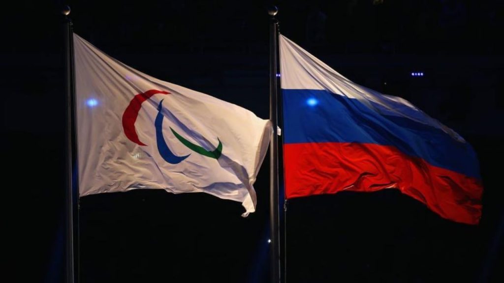 Pas 4 vitesh pezullim prej luftës, vjen lajmi i madh, sportistët rus dhe ukrainas, me himnin dhe flamujt e tyre në gara