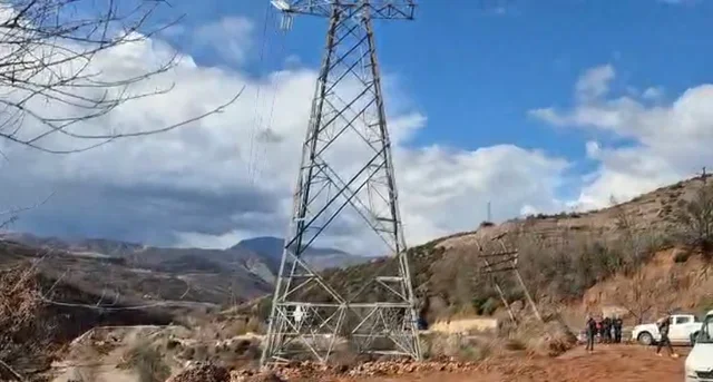 Rrëshqitja e dheut në Librazhd, rrezikon të shembet shtylla e tensionit të lartë 110 kilovolt