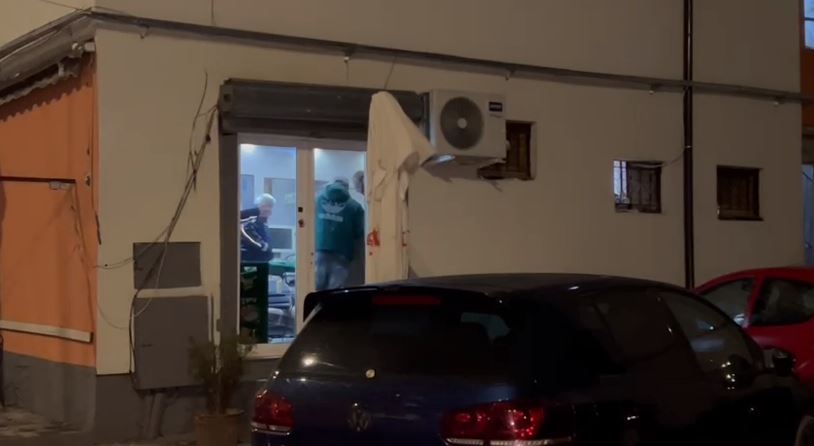 Sherr në një lokal në Korçë, i mituri plagos me thikë 34-vjeçarin