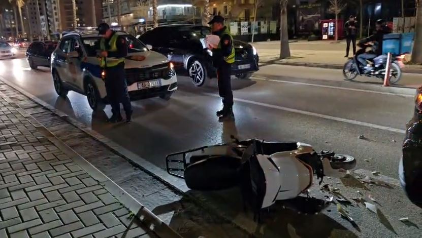 Aksident në Lungomare, Vlorë – Motomjeti përplaset nga pas me një automjet