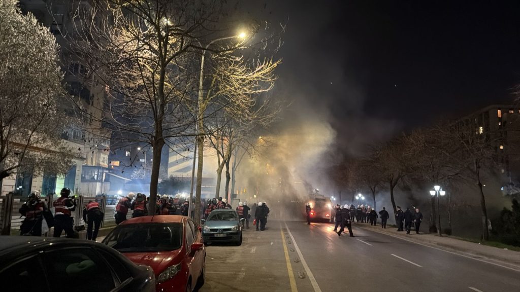 U tentua çarja e kordonit policor te Drejtoria e Policisë, efektivët shpërndajnë protestuesit me gaz lotsjellës
