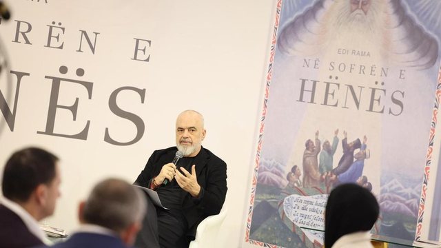 Rama promovon librin “Në sofrën e Hënës”: Mora shtysë nga disa miq myslimanë