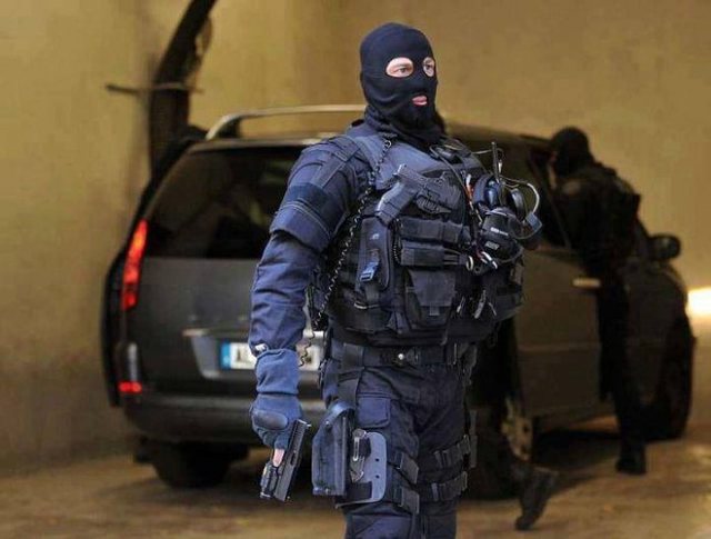 Forcat RENEA dhe FNSH ‘zbarkojnë’ në Vlorë, kontrolle në banesat e…