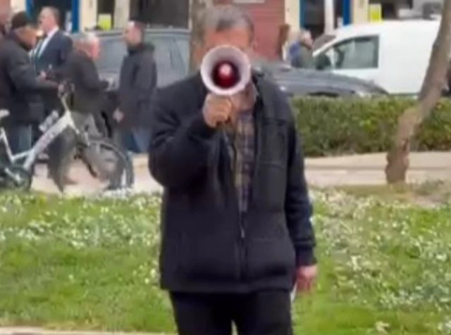 I vetëm në protestë/ Revolta e pensionistit me megafon në dorë para Parlamentit: Ju na vidhni kafshatën e gojës!