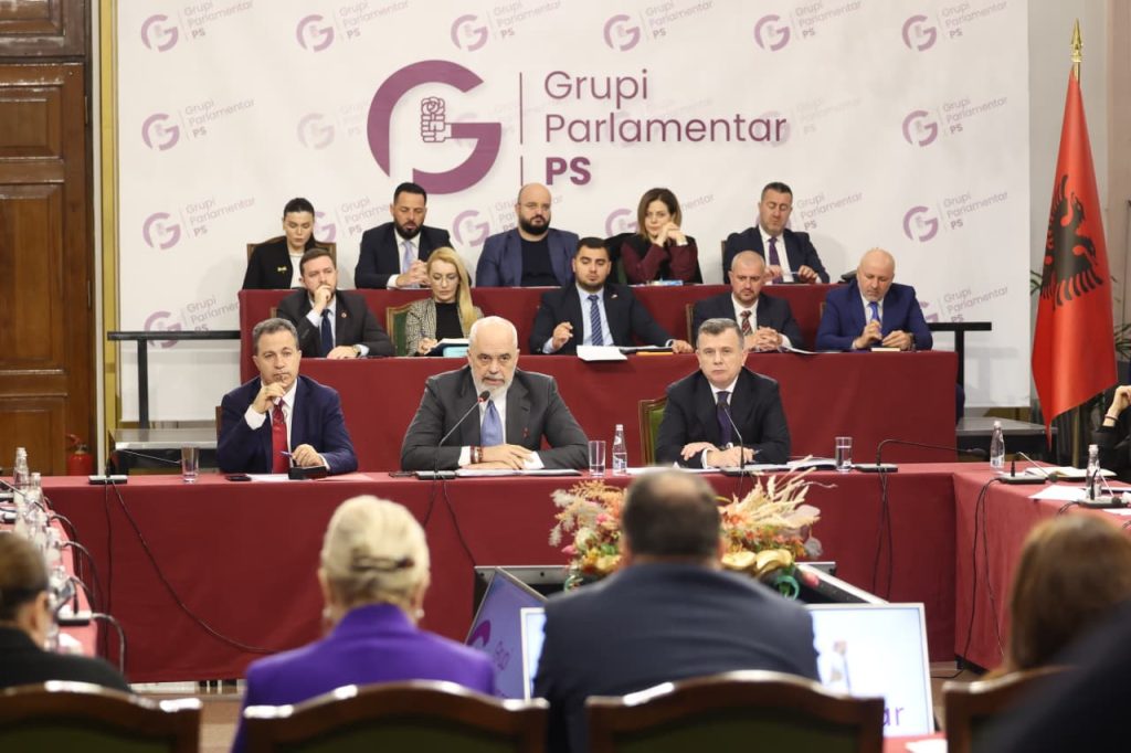 “Vijën e kuqe nuk e shkel për Belinda Ballukun dhe për asnjë”, Rama në mbledhjen e grupit të PS: S’e kam as të mundur dhe as të lejuar