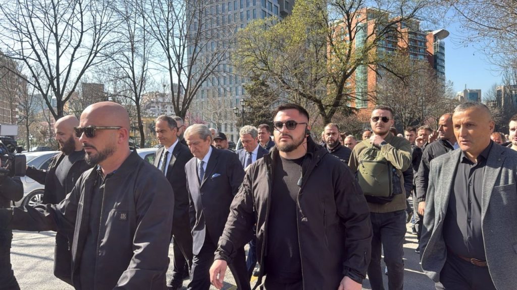 Pak minuta para nisjes së protestës, Berisha dhe mbështetësit mbërrijnë në Parlament
