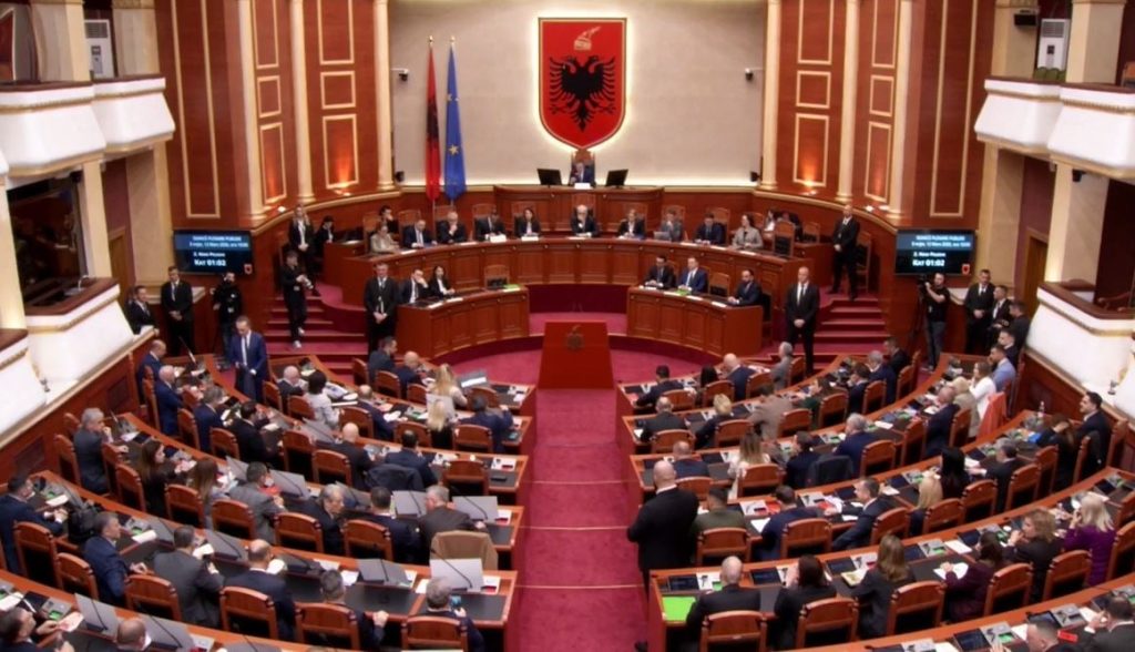 Nis seanca/ Opozita me pankarta në sallë, jashtë protestë, mazhoranca pritet të rrëzojë kërkesën e SPAK për arrestimin e Ballukut