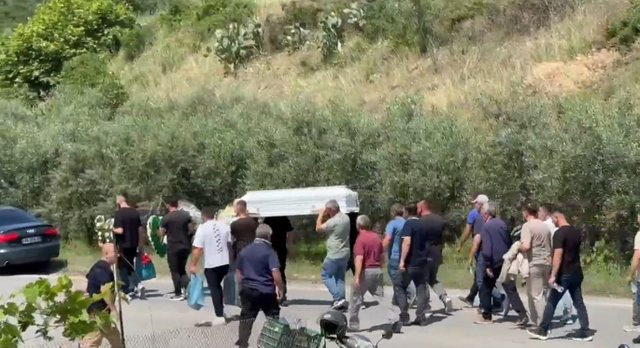 U përplas për vdekje nga regjisori Petri Bozo, 7-vjeçari përcillet mes lotësh e dhimbjes për në banesën e fundit!