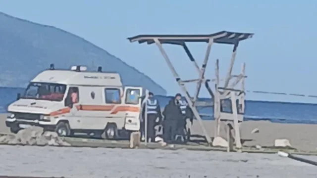 Gjendet pa jetë një person në plazhin e vjetër të Vlorës, dyshohet se është vetëvarur te kulla e vrojtimit