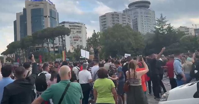 Tensione në protestë: Qytetarët heqin gardhin metalik, policia përdor ujë kundër tyre