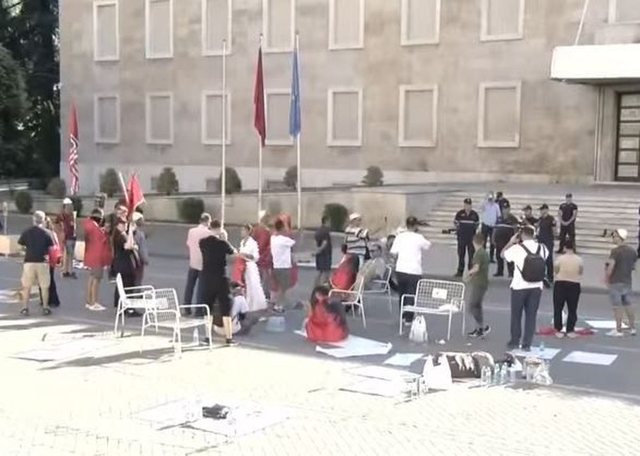 Kaluan natën para Kryeministrisë, policia kërkon largimin e protestuesve!