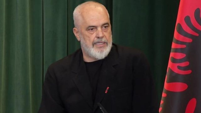 Protestuesit e Zvërnecit u ndalën para selisë së PS, Rama: Këto çeta “shqiponjash” po nxisin urrejtje