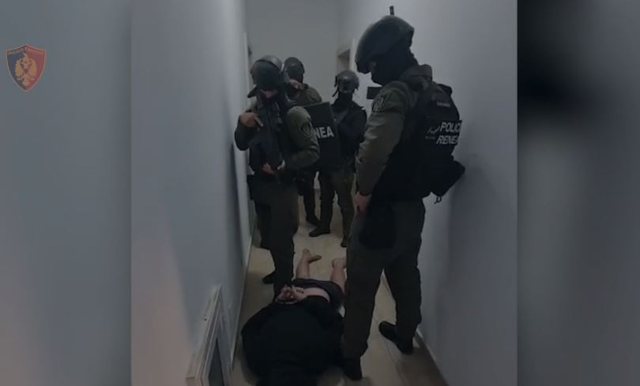 I “forti” Elbasanit në kërkim nga SPAK përplas makinën e policisë, FNSH zbarkon në Jug për ta arrestuar!